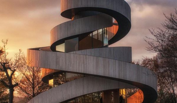 این ساختمان کنایه ای به زندانی شدن ما توسط معماری اشاره داره