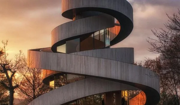 این ساختمان کنایه ای به زندانی شدن ما توسط معماری اشاره داره