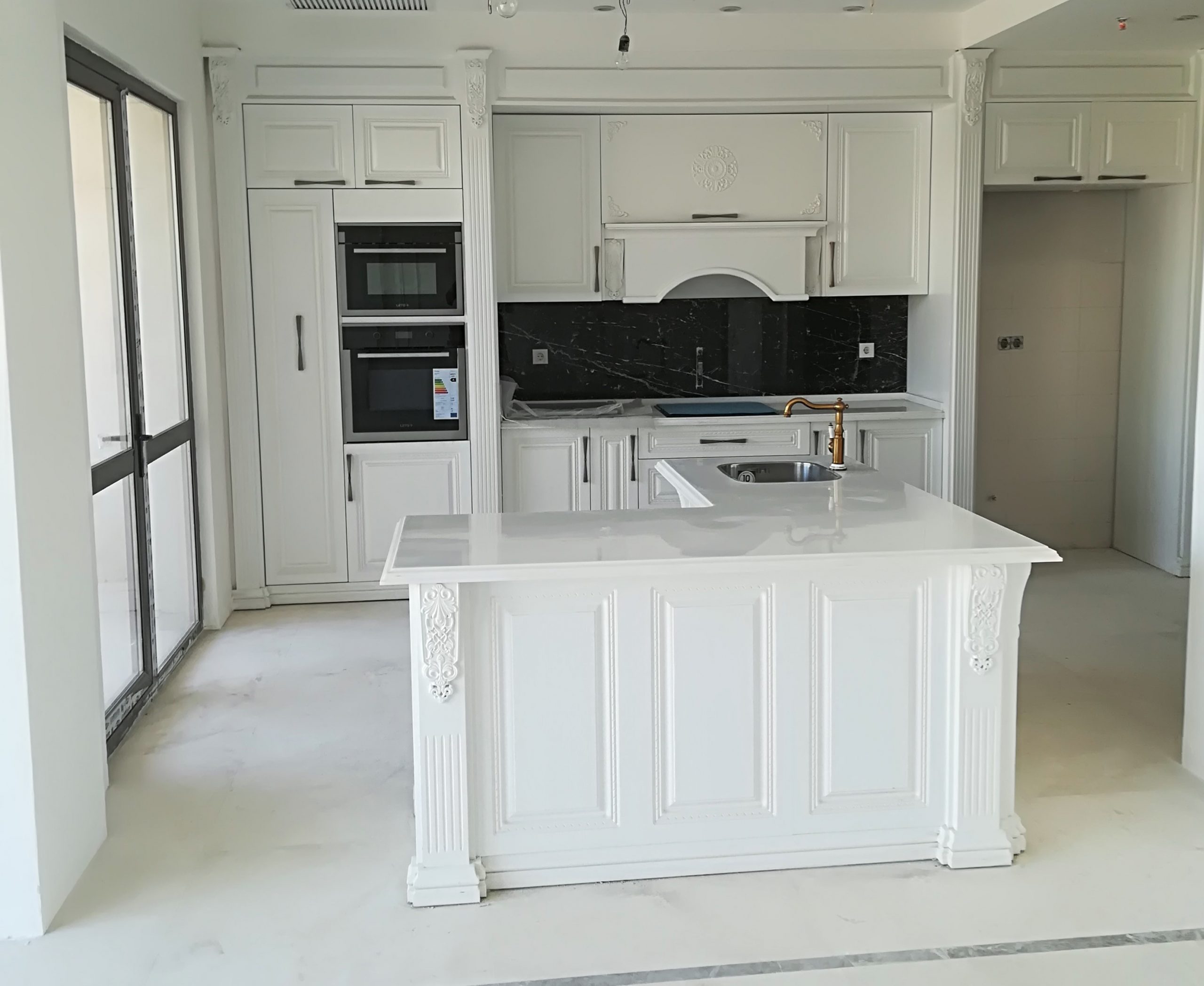 ورکشاپ آنالیز کابینت آشپزخانه مدرن، کلاسیک، نئوکلاسیک و ممبران کابینت کلاسیک سفید جزیره