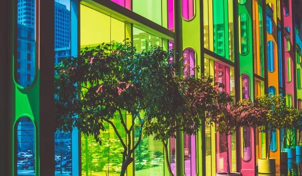 استفاده از شیشه رنگی جهت خلق فضا های شگفت انگیز