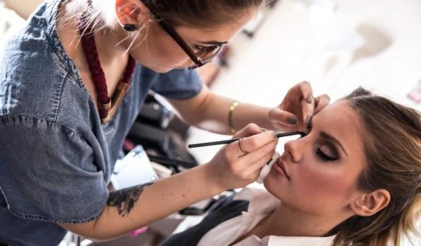 میکاپ آرتیست - آرایشگر - مشاطه