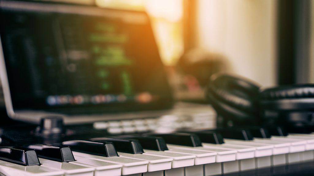 تجهیزات و نرمافزارهای ضروری در طراحی صدا (Sound Design) 🎛️🎚️🎧 ترکیب صدا و ساخت موسیقی با استفاده از علوم کامپیوتری