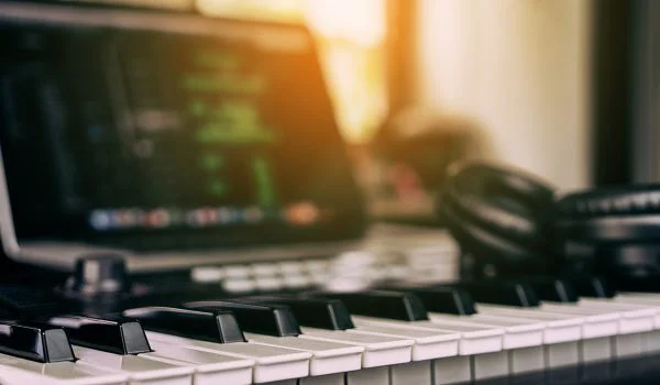 ترکیب صدا و ساخت موسیقی با استفاده از علوم کامپیوتری