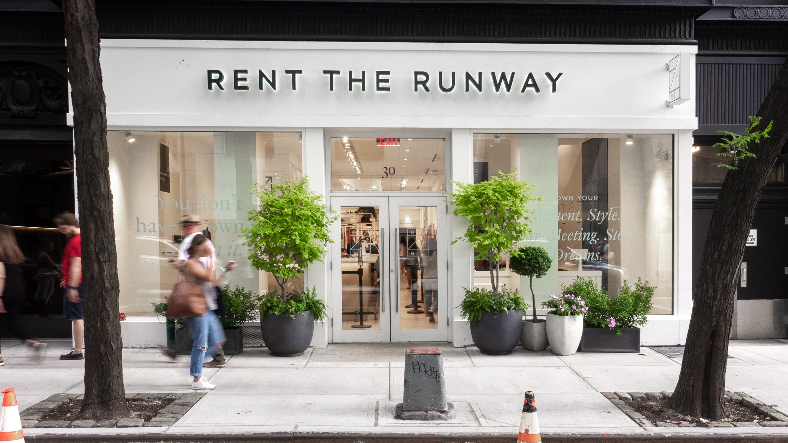 2سرویس اجاره لباس rent the runway scaled آسان‌سازان سرویس‌های اجاره لباس: اقتصاد اشتراکی در دنیای مد