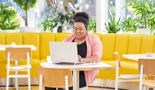 خانم خوشحال در یک محیط مدرن آسان‌سازان توجه به محیط کار با الهام از فرهنگ طراحی مدرن