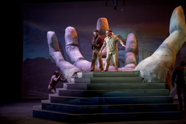 طراحی اکسسوآر صحنه آیکونیک: معرفی محصولاتی که از سینما به دنیای واقعی راه پیدا کردند طراحی صحنه سینما و تئاتر