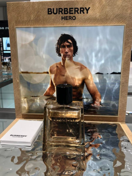 آدام درایور در تبلیغ عطر برند "بربری" بربری آدام دریور آسانسازان آدام درایور در تبلیغ عطر برند "بربری"