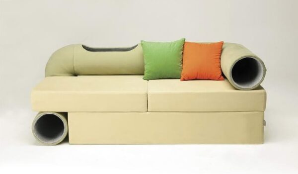 در سراسر دنیا، برخی از افراد از حیوانات خانگی نگهداری می کنند و با آن ها هم زیستی دارند. به همین منظور گروهی از طراحان مبلمان در طراحی‌های خود به ساخت مبلمان هایی مخصوص حیوانات خانگی پرداخته‌اند که استفاده آسان و راحت حیوانات از این مبلمان های کوچک از خصوصیات این طراحی‌ها است.