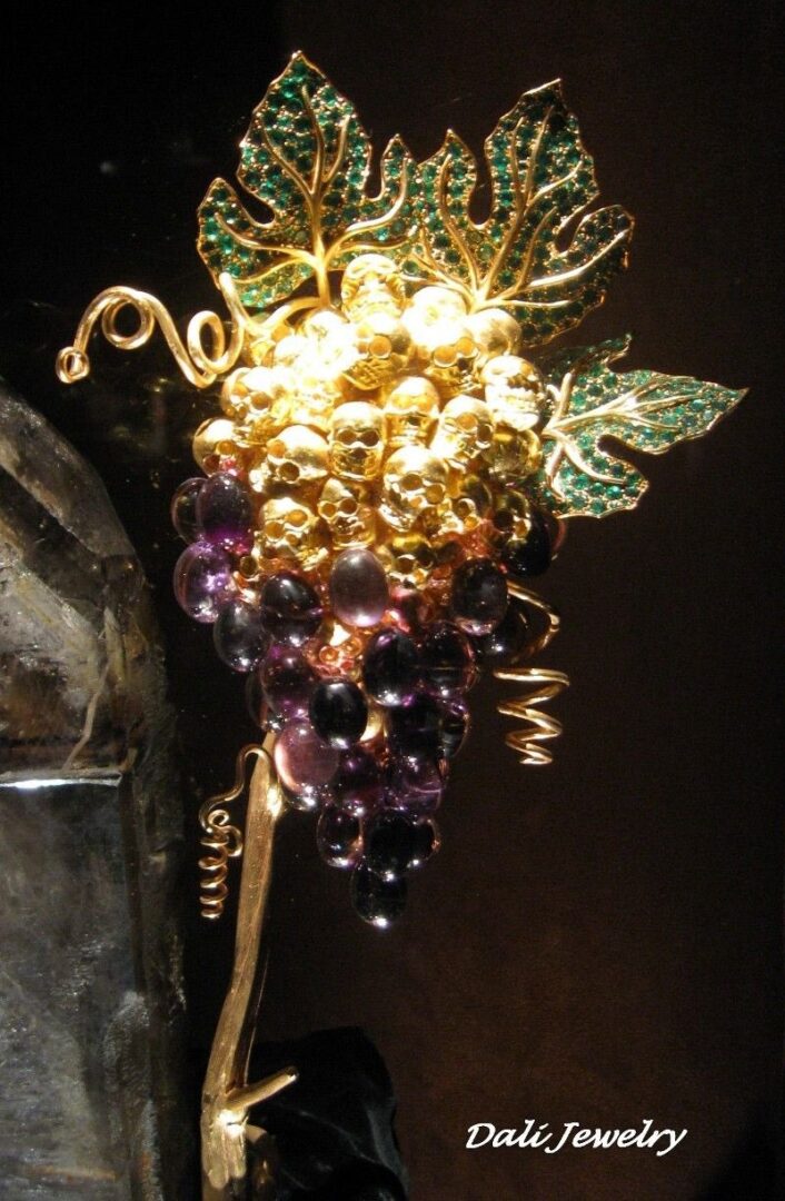 نگاهی به جواهرات طراحی شده توسط سالوادور دالی طراحی جواهرات سالوادور دالی 13 آسان: باشگاه طراحی و پرورش محصول نگاهی به جواهرات طراحی شده توسط سالوادور دالی