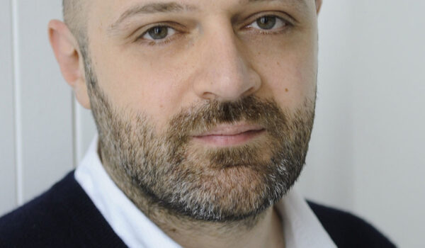 Hussein Chalayan portrait آسان‌سازان حسین شالایان: طراح مُد و سبک زندگی | Hussein chalayan