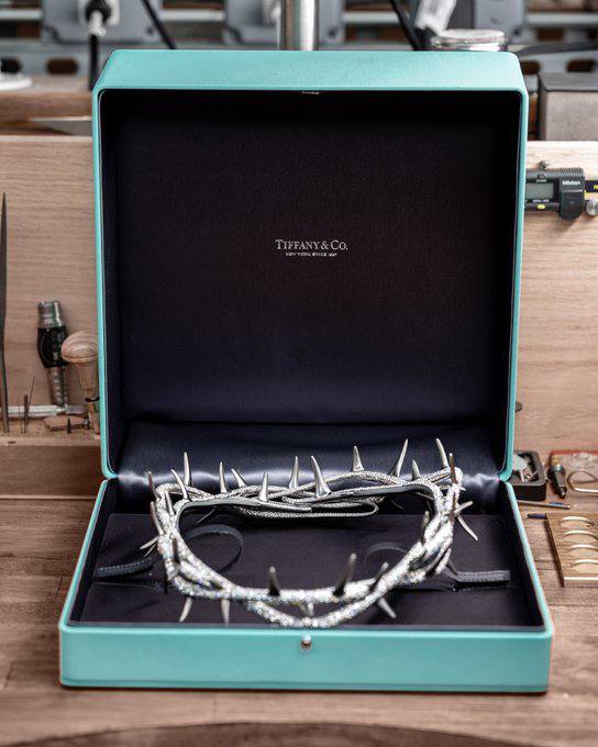 نگاهی به تاج "کندریکلامار" دستپخت "تیفانی" | Crown By Tiffany IMG 20230910 170747 141 آسانسازان نگاهی به تاج "کندریکلامار" دستپخت "تیفانی" | Crown By Tiffany