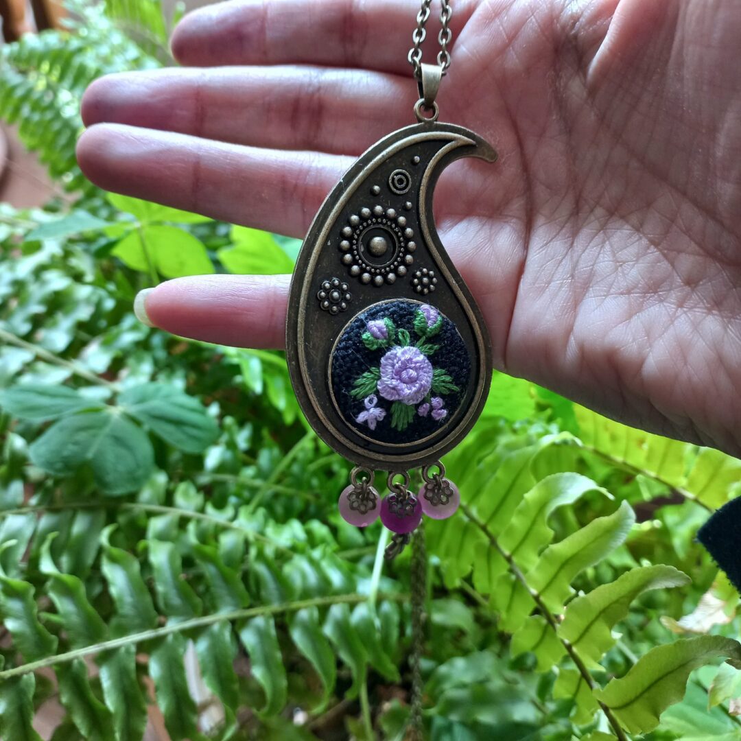 در لاتین این نماد را Persian pickles و یا bete keke می‌شناسند آسان: باشگاه طراحی و پرورش محصول نمادشناسی "بته‌جقه" و انواع آن | Persian Paisley