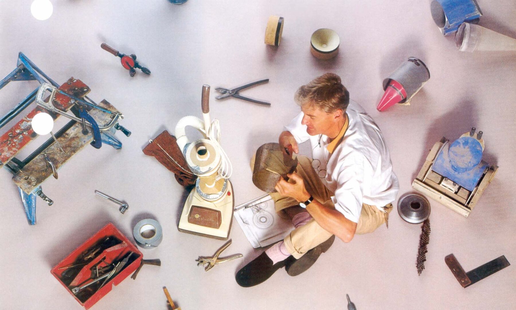 دایسون: داستان برندی که از گرد و غبار، یک امپراتوری ساخت! دایسون داستان مردی که از گرد و غبار، یک امپراتوری ساخت 3 آسانسازان دایسون: داستان برندی که از گرد و غبار، یک امپراتوری ساخت!