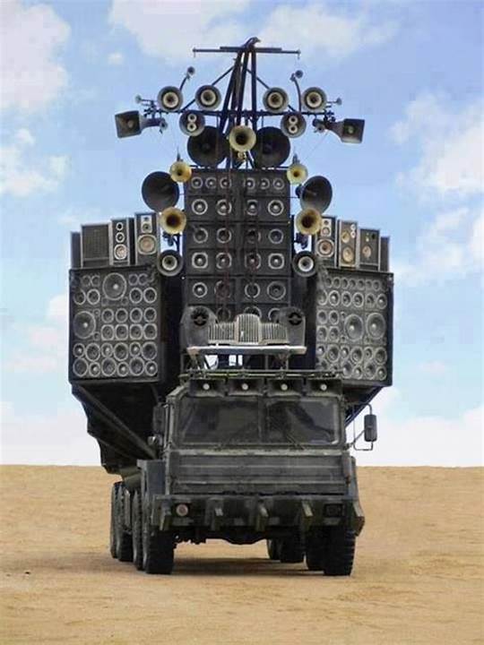 Prelude to war
یک صحنه پرتابل که موسیقی رو متن فیلم آورده با یه گیتاریست دیوانه سبک متال رو کامل میکنه.