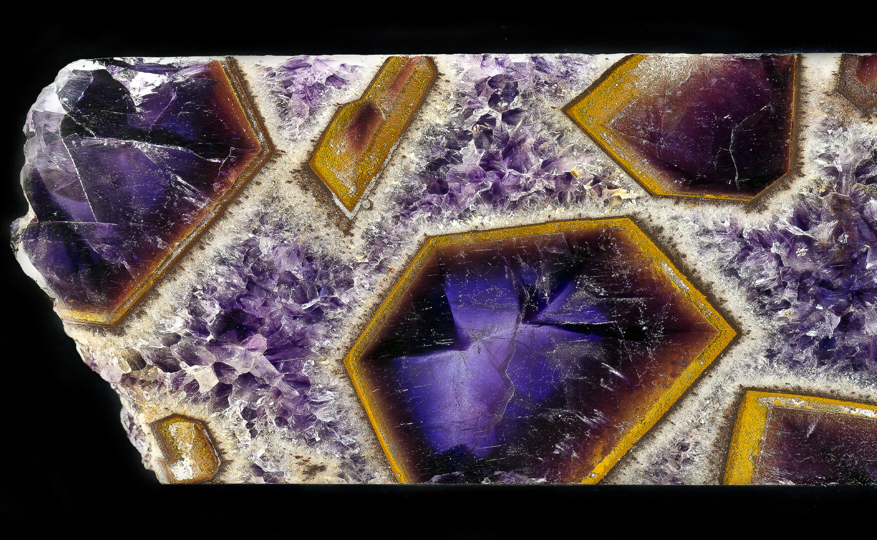 سنگ های تصویری، از مجموعه طبیعت الهام بخش Caillois - amethyste-goethite francois farges آمتیست گوتیت از مجموعه راجر کایلو، در موزه ملی تاریخ طبیعی پاریس © MNHN - François Farges
