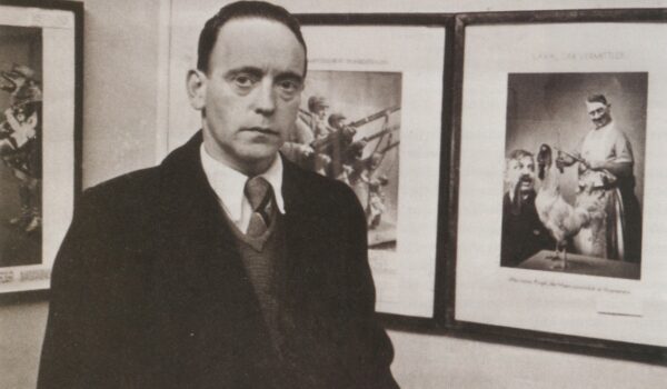 john heartfield جان هرت‌فیلد طراح گرافیک که با تصویرسازی علیه فاشیسم جنگید 1 آسان: باشگاه طراحی و پرورش محصول جان هرت‌فیلد: طراح گرافیک که با تصویرسازی علیه فاشیسم جنگید | John Heartfield