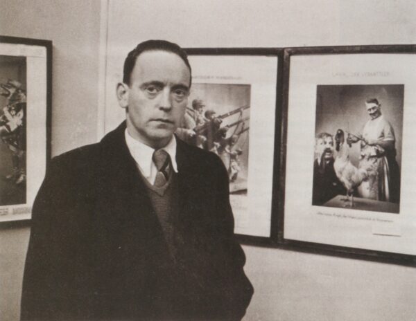 john heartfield جان هرت‌فیلد طراح گرافیک که با تصویرسازی علیه فاشیسم جنگید 1 آسان‌سازان جان هرت‌فیلد: طراح گرافیک که با تصویرسازی علیه فاشیسم جنگید | John Heartfield