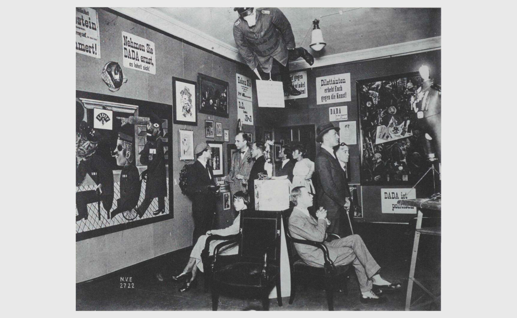 john heartfield جان هرت‌فیلد طراح گرافیک که با تصویرسازی علیه فاشیسم جنگید 8 آسان‌سازان جان هرت‌فیلد: طراح گرافیک که با تصویرسازی علیه فاشیسم جنگید | John Heartfield