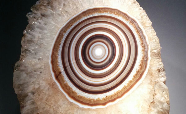 سنگ های تصویری، از مجموعه طبیعت الهام بخش Quartz Uruguay_dationCaillois از مجموعه راجر کایلو، در موزه ملی تاریخ طبیعی پاریس - © MNHN - François Farges