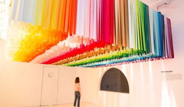 Color Factory – تجربه‌ای غوطه‌ور در دنیای رنگ‌ها 🎨✨3 آسان: باشگاه طراحی و پرورش محصول Color Factory: تجربه‌ای غوطه‌ور در دنیای رنگ‌ها