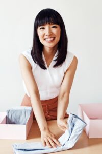ماری کندو طراح مینیمالیسم احساسی و نظم ذهنیMarie Kondo 1 2 آسان‌سازان ماری کندو: طراح مینیمالیسم احساسی و نظم ذهنی