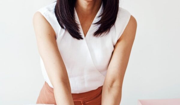 ماری کندو طراح مینیمالیسم احساسی و نظم ذهنیMarie Kondo 1 2 آسان‌سازان ماری کندو: طراح مینیمالیسم احساسی و نظم ذهنی