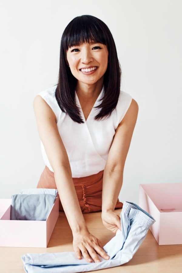 ماری کندو طراح مینیمالیسم احساسی و نظم ذهنیMarie Kondo 1 2 آسان: باشگاه طراحی و پرورش محصول ماری کندو: طراح مینیمالیسم احساسی و نظم ذهنی