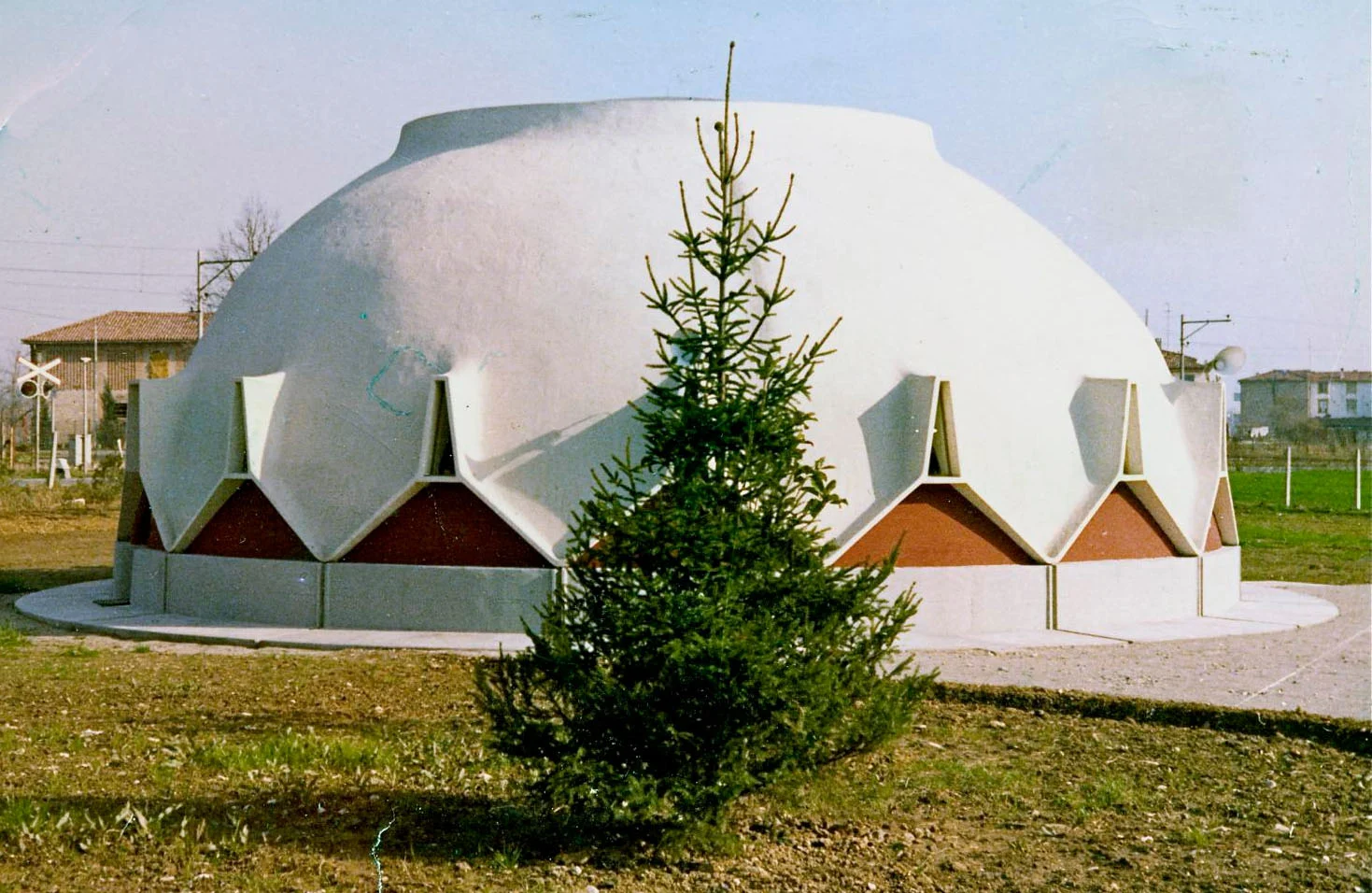 معماری به سبک Binshell پوسته‌ی بادیِ مسحورکننده 1 آسان: باشگاه طراحی و پرورش محصول هم‌نشینی مصالح در معماری: راهنمای انتخاب پالت متریال برای نما، فضاهای داخلی و عمومی