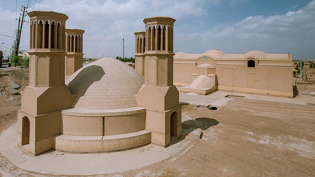 ۱. بادگیر Windcatcher — مهندسین هوا از ۵۰۰۰ سال پیش 1 آسان: باشگاه طراحی و پرورش محصول 🌬️ تهویه طبیعی در معماری ایرانی: هنر رام‌کردن باد و آب