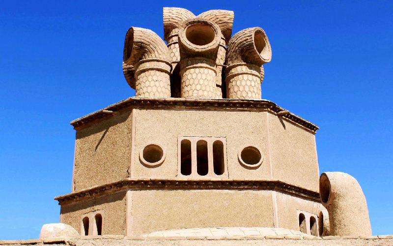 ۱. بادگیر Windcatcher — مهندسین هوا از ۵۰۰۰ سال پیش 2 آسان: باشگاه طراحی و پرورش محصول 🌬️ تهویه طبیعی در معماری ایرانی: هنر رام‌کردن باد و آب