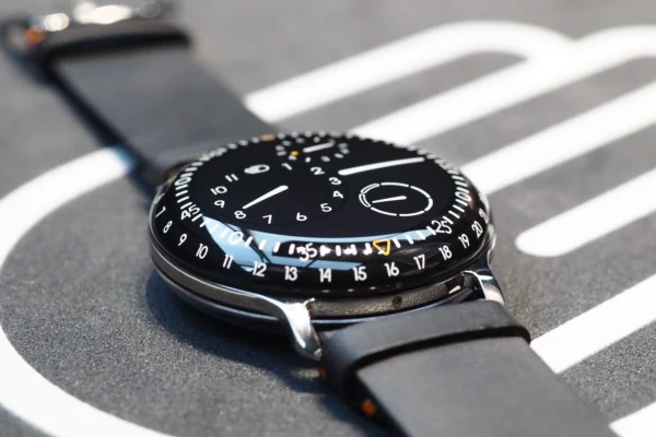 Ressence: ساعتی که انگار در فضا معلقه Ressence ساعتی که انگار در فضا معلقه آسان: باشگاه طراحی و پرورش محصول Ressence: ساعتی که انگار در فضا معلقه