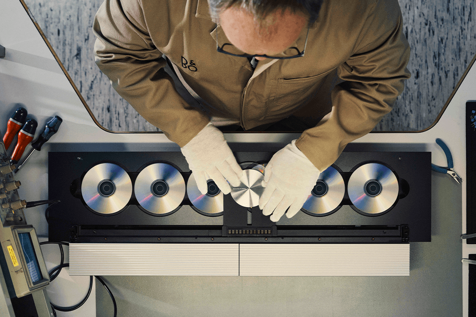 BeoSound 9000 طراحی مهندسی&zwnj;شده تجربه، از جنس صدا و حرکت Bang Olufsen 1997 1 آسان&zwnj;سازان BeoSound 9000: طراحی سیستم صوتی مهندسی&zwnj;شده تجربه، از جنس صدا و حرکت (Bang & Olufsen, 1997)