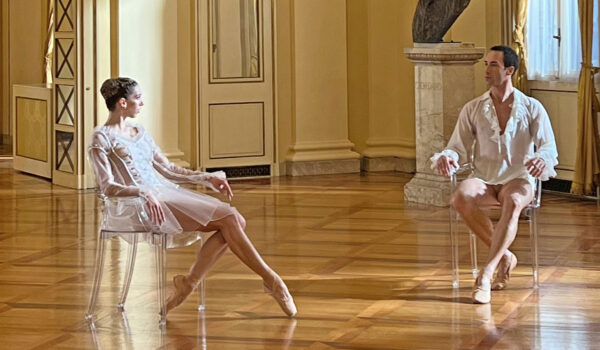 صندلی روح طراحی مبلمان ghost chair 2 آسان: باشگاه طراحی و پرورش محصول 👻 صندلی روح: شفافیت در دنیای مبلمان (Ghost chair)