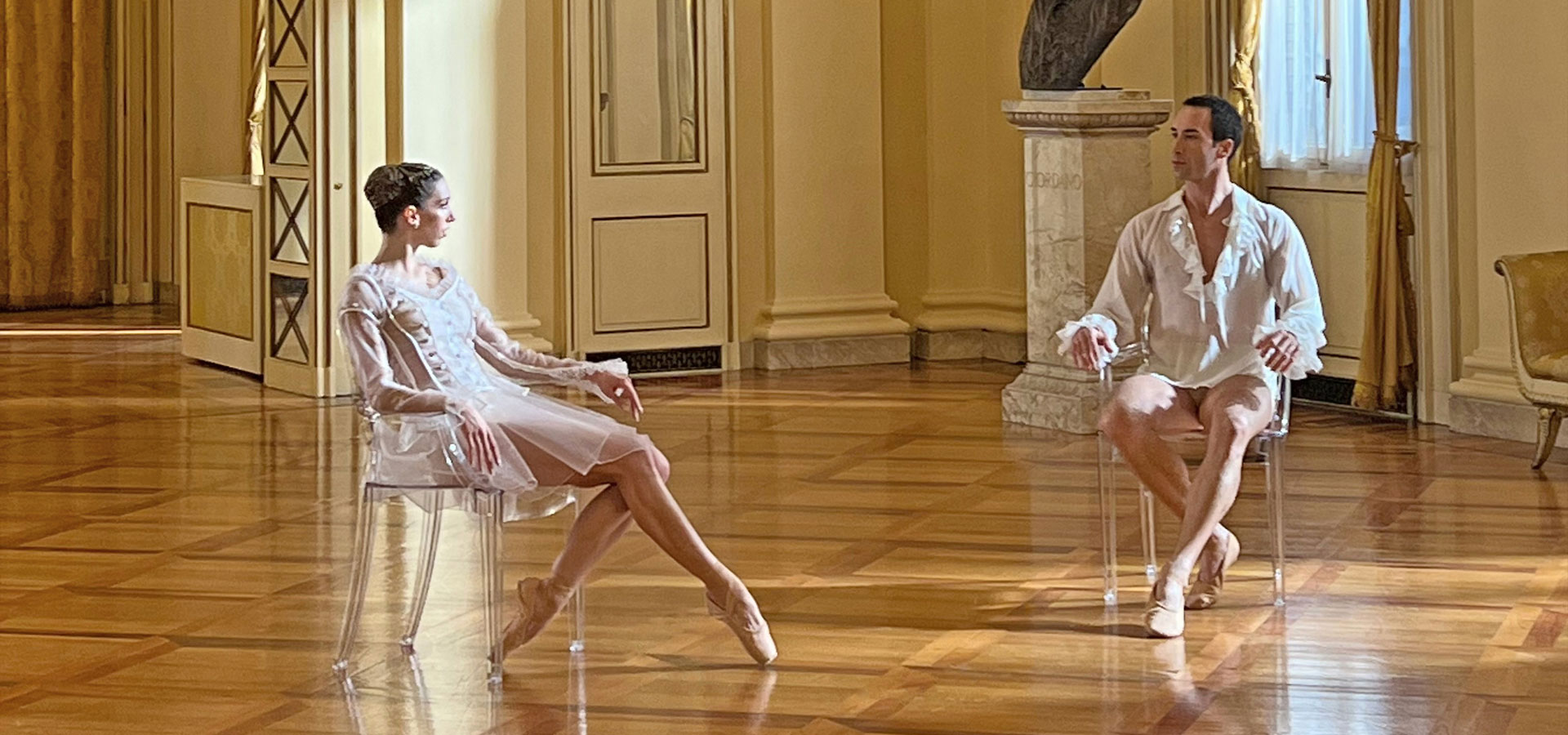 👻 صندلی روح: شفافیت در دنیای مبلمان (Ghost chair) صندلی روح طراحی مبلمان ghost chair 2 آسان: باشگاه طراحی و پرورش محصول 👻 صندلی روح: شفافیت در دنیای مبلمان (Ghost chair)