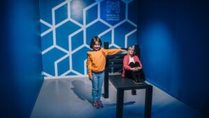 موزه خطای دید توهم بصری جایی که چشم می‌بینه ولی مغز دروغ می‌گه آسان: باشگاه طراحی و پرورش محصول توهم بصری: جایی که چشم می‌بینه ولی مغز دروغ می‌گه