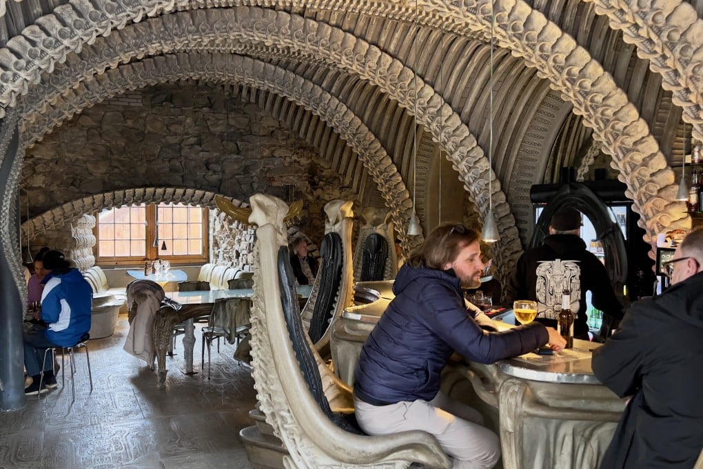 هانس رودولف گیگر: تصویرساز بیومکانیکی (H. R. Giger) کافه اچ. آر. گیگر در سوییس 2 آسانسازان هانس رودولف گیگر: تصویرساز بیومکانیکی (H. R. Giger)