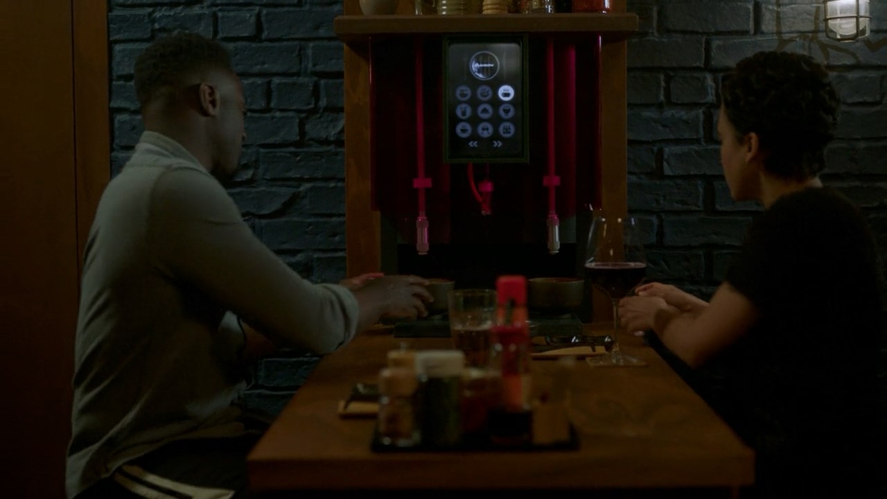 Upload.S01E06.720p.WEB .DL .PaHe .mkv snapshot 10.13 2024.12.05 11.55.20 آسان: باشگاه طراحی و پرورش محصول سریال Upload: وقتی زندگی پس از مرگ، دیجیتال می‌شود