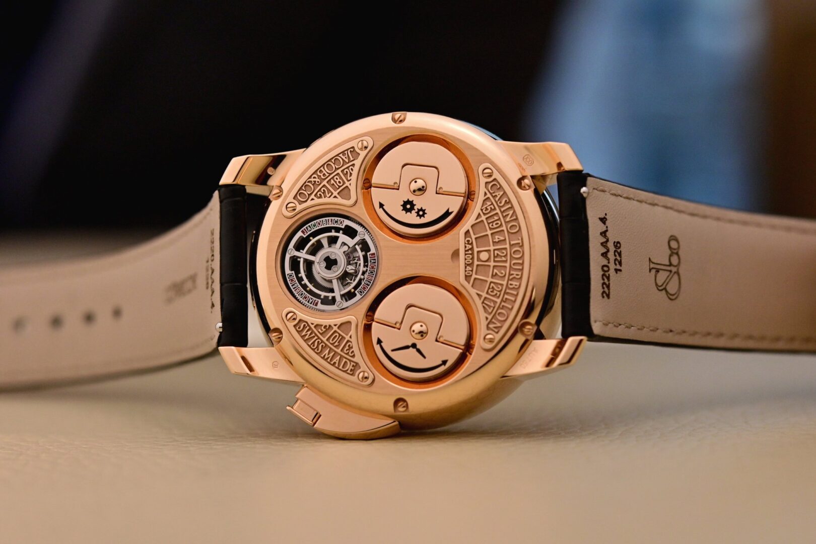 🎰 ساعت Casino Tourbillon از Jacob Co وقتی مکانیزم ساعت‌سازی با هیجان کازینو ترکیب می‌شود2 آسان‌سازان میز کازینو روی مُچ: ساعت «Casino Tourbillon» از Jacob &Co🎰