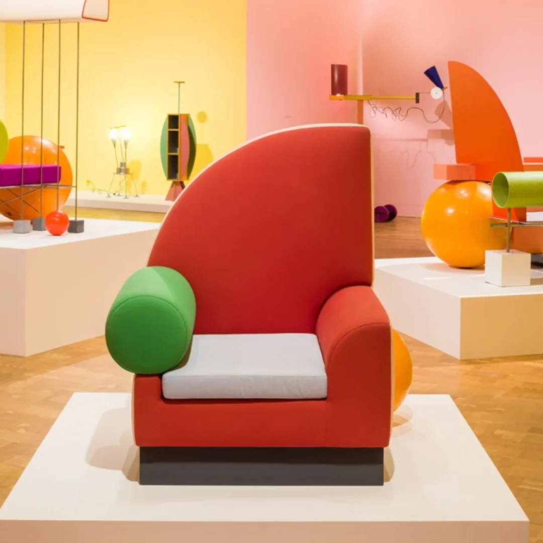 🎨طراحی ممفیس: طغیان رنگها و فرمهای بازیگوش | Memphis Design فرنیچر و مبلمان🎨طراحی ممفیس؛ طغیان رنگها و فرمهای بازیگوش Memphis Design 7 آسانسازان 🎨طراحی ممفیس: طغیان رنگها و فرمهای بازیگوش | Memphis Design