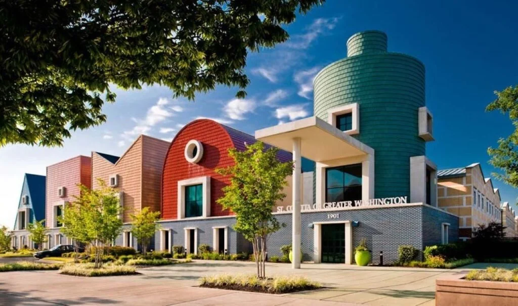 🎨طراحی ممفیس: طغیان رنگها و فرمهای بازیگوش | Memphis Design معماری طراحی ممفیس؛ طغیان رنگها و فرمهای بازیگوش Memphis Design 9 آسانسازان 🎨طراحی ممفیس: طغیان رنگها و فرمهای بازیگوش | Memphis Design