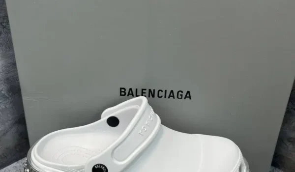 Balenciaga × Crocs وقتی زشتی، لوکس می‌شود آسان‌سازان Balenciaga × Crocs: وقتی 2برند خاص کفش محصول‌ مشترک می‌دن