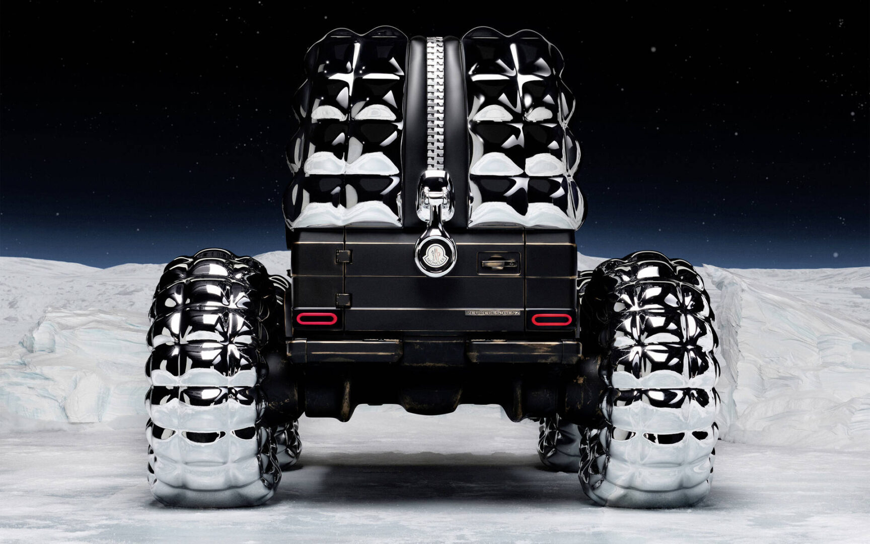 Benz × Moncler خودرو پف‌دار بنز Project Mondo G 2 آسان‌سازان تاثیر صنعت مد و فشن در طراحی خودرو: از دوخت پارچه تا فرم فلز: وقتی مد، مکانیک را می‌پوشاند 🚗✨