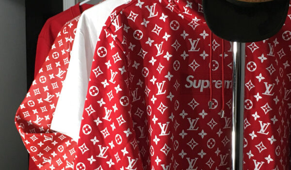 Supreme × Louis Vuitton برخورد خیابان و لوکس‌ترین فشن 1 آسان‌سازان هم‌کاری Supreme × Louis Vuitton: برخورد خیابان و لوکس‌ترین فشن