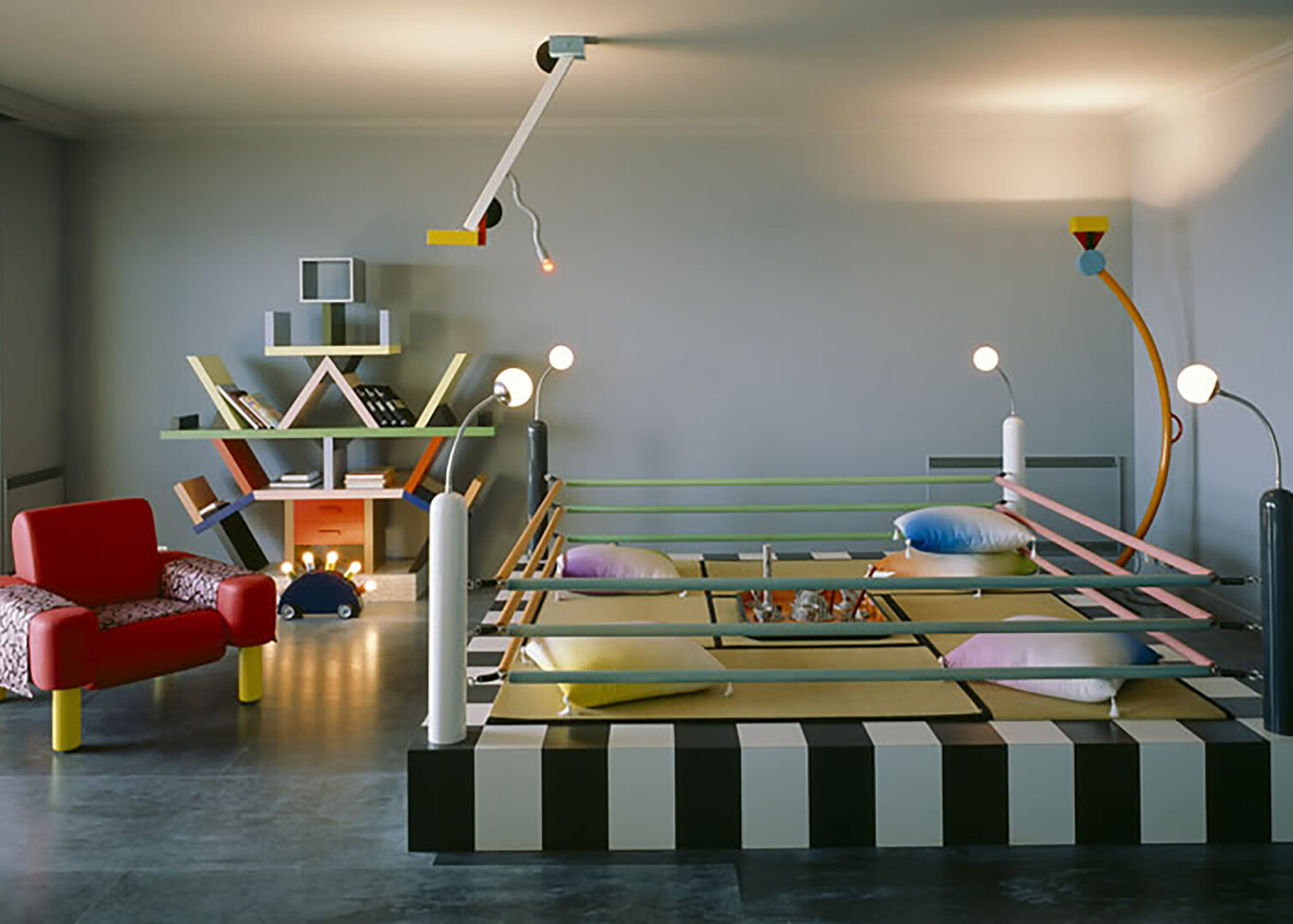 فرنیچر و مبلمان🎨طراحی ممفیس؛ طغیان رنگ‌ها و فرم‌های بازیگوش Memphis Design 7 آسان‌سازان 🎨طراحی ممفیس: طغیان رنگ‌ها و فرم‌های بازیگوش | Memphis Design