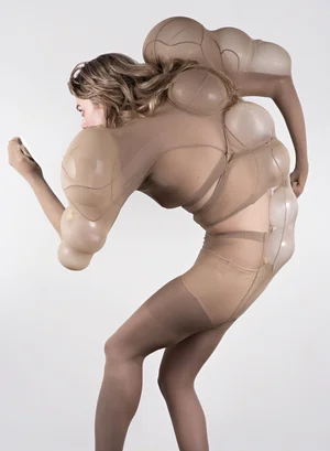 لوسی مک‌ری Lucy McRae طراح محصولات آینده 1 آسان: باشگاه طراحی و پرورش محصول لوسی مک‌ری: طراح محصولات آینده (Lucy McRae)