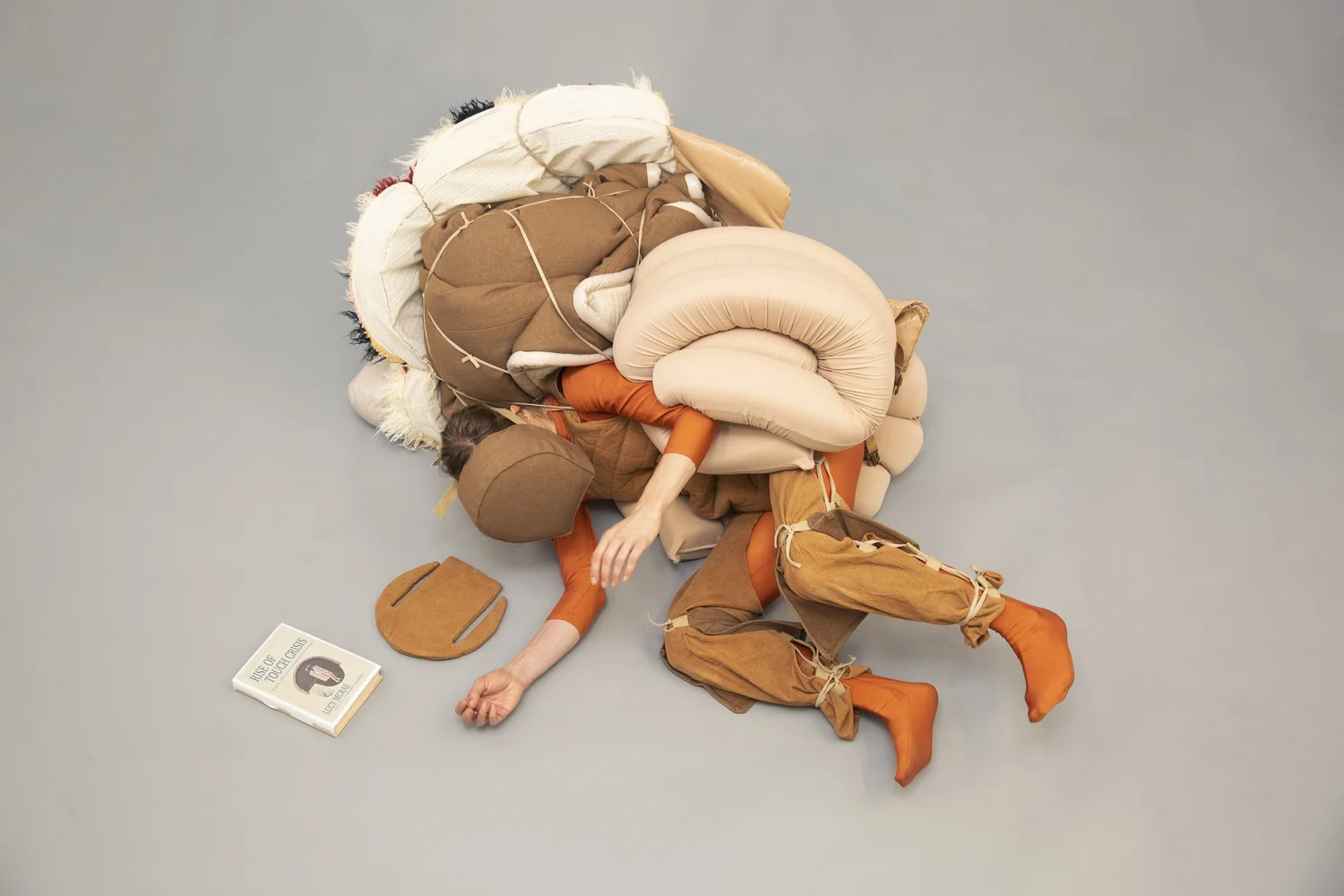 لوسی مک‌ری Lucy McRae طراح محصولات آینده 2 آسان: باشگاه طراحی و پرورش محصول لوسی مک‌ری: طراح محصولات آینده (Lucy McRae)