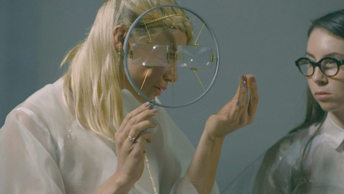 لوسی مک‌ری Lucy McRae طراح محصولات آینده 3 آسان: باشگاه طراحی و پرورش محصول لوسی مک‌ری: طراح محصولات آینده (Lucy McRae)