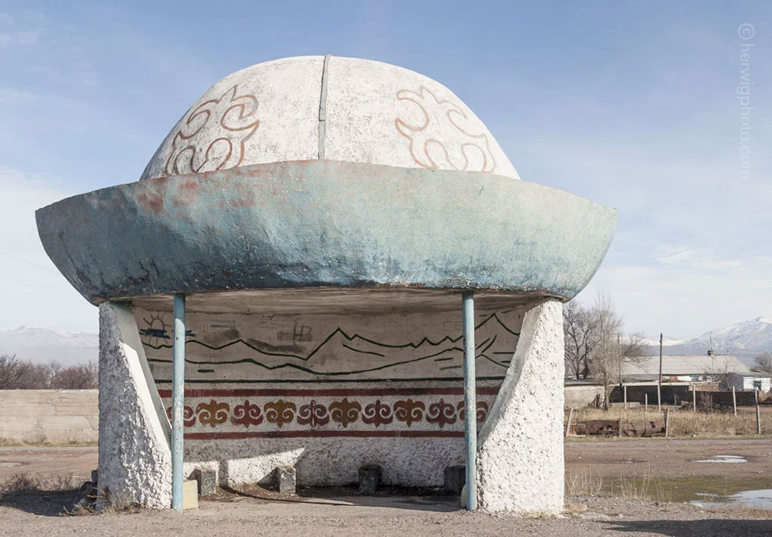 🚌 ایستگاههای اتوبوس شوروی: پروژهٔ عکاسی Christopher Herwig – Soviet Bus Stops ایستگاه های اتوبوس شوروری پروژهٔ عکاسی کریستوفر هرویگ 17 آسان: باشگاه طراحی و پرورش محصول 🚌 ایستگاههای اتوبوس شوروی: پروژهٔ عکاسی Christopher Herwig – Soviet Bus Stops
