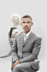 Shaun Leane — طراح جواهری که مرز بین مد، هنر و وحشی‌بودن را محو کرد 3 آسان‌سازان Shaun Leane: جواهراتی که مرز بین مد، هنر و خشونت را محو کرد