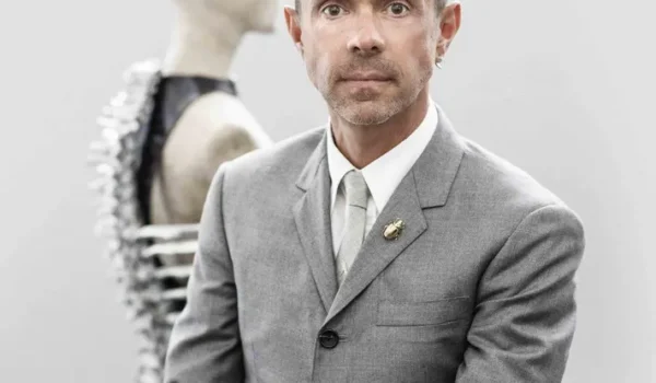 Shaun Leane — طراح جواهری که مرز بین مد، هنر و وحشی‌بودن را محو کرد 3 آسان‌سازان Shaun Leane: جواهراتی که مرز بین مد، هنر و خشونت را محو کرد